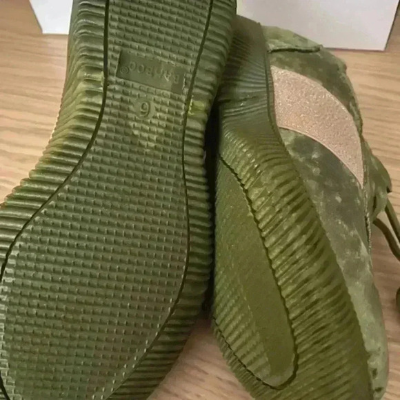 🆕Bamboo Green & Gold Forward Velvet Sneaker 6🆕 - Picture 4 of 6